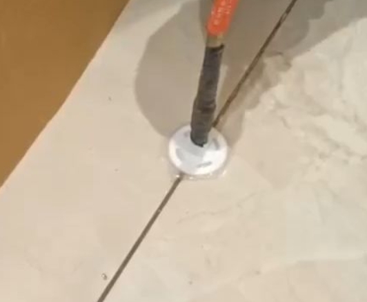 当雄瓷砖空鼓维修公司专业解答瓷砖在铺贴过程中，如果没有涂抹均匀到位的粘结材料（如水泥砂浆或瓷砖胶），可能会导致以下问题