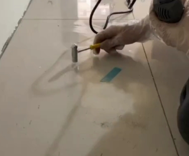 当雄瓷砖开裂维修公司专业分享瓷砖在铺贴前如果没有沥干水分，将会导致以下问题
